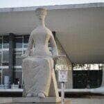 Fachada do Supremo Tribunal Federal (STF) com estátua A Justiça, de Alfredo Ceschiatti, em primeiro plano.