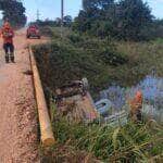 Vítimas foram socorridas pelo Corpo de Bombeiros durante ronda; condutor apresentava cortes na cabeça e dificuldade para respirar