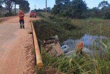 Vítimas foram socorridas pelo Corpo de Bombeiros durante ronda; condutor apresentava cortes na cabeça e dificuldade para respirar