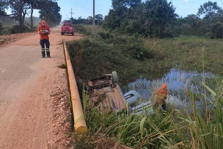 Vítimas foram socorridas pelo Corpo de Bombeiros durante ronda; condutor apresentava cortes na cabeça e dificuldade para respirar