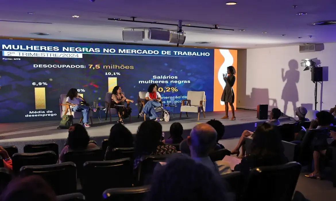 Brasília (DF) 24/07/2025 - Andressa Franco, Carmela Zigone, Rosemeire Bezerra, Eliane Barbosa, participam do painel Justiça fiscal e reparação para mulheres negras no 18º Festival Latinidades 2025, no