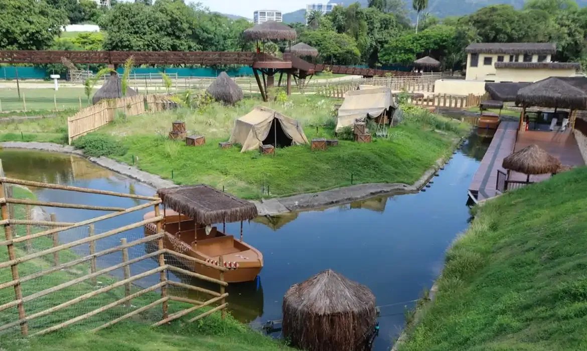 Espaço Savana Africana, no Bioparque do Rio. O espaço é cortado por um rio de 250 metros de extensão e uma passarela suspensa.