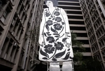 Rio de Janeiro (RJ), 28/07/2025 - Instituto Marielle Franco inaugura escultura de Marielle na UERJ. A escultura “Marielle Franco – Corte Seco”, do artista contemporâneo Paulo Nazareth, foi criada em 2