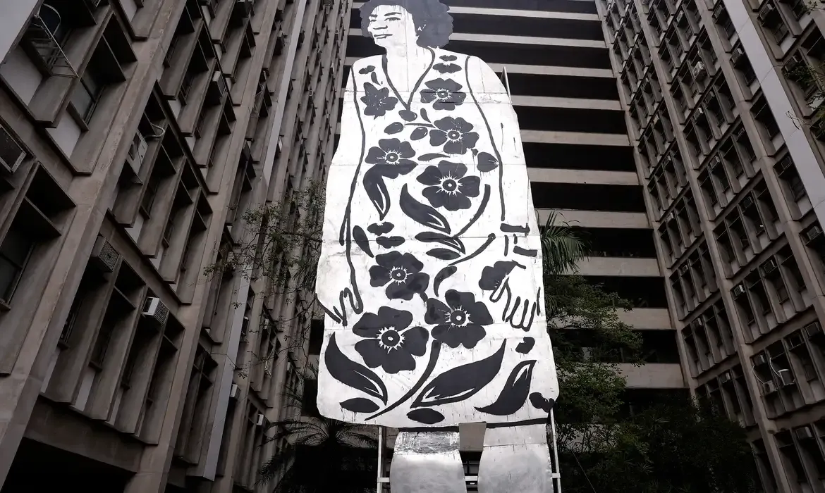 Rio de Janeiro (RJ), 28/07/2025 - Instituto Marielle Franco inaugura escultura de Marielle na UERJ. A escultura “Marielle Franco – Corte Seco”, do artista contemporâneo Paulo Nazareth, foi criada em 2