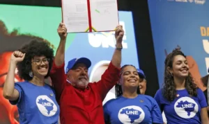 Lula anuncia taxação sobre empresas digitais americanas em resposta a tarifas de Trump