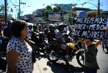Moradores do Complexo do Alemão fazem protesto pacífico pedindo paz na comunidade e justiça pela morte do menino Eduardo de Jesus, 10 anos, atingido na quinta-feira (2) por uma bala perdida (Tomaz Sil