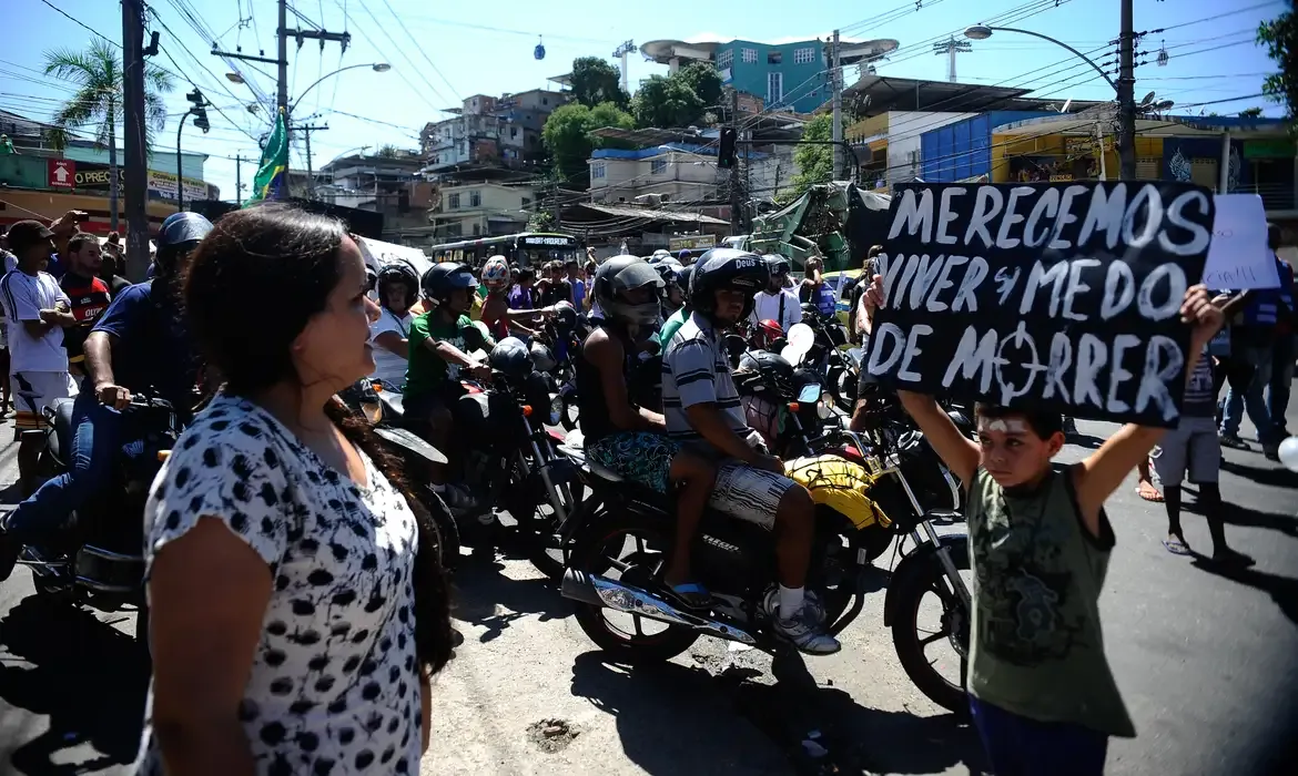 Moradores do Complexo do Alemão fazem protesto pacífico pedindo paz na comunidade e justiça pela morte do menino Eduardo de Jesus, 10 anos, atingido na quinta-feira (2) por uma bala perdida (Tomaz Sil