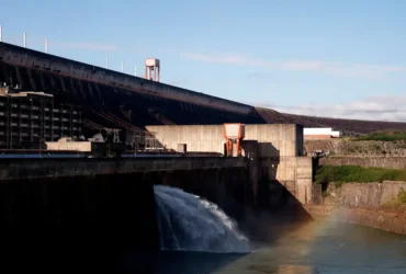 Foz do Iguaçu (PR), 17/07/2025 - Vista externa com comportas da usina Itaipu Binacional. Foto: Tânia Rêgo/Agência Brasil