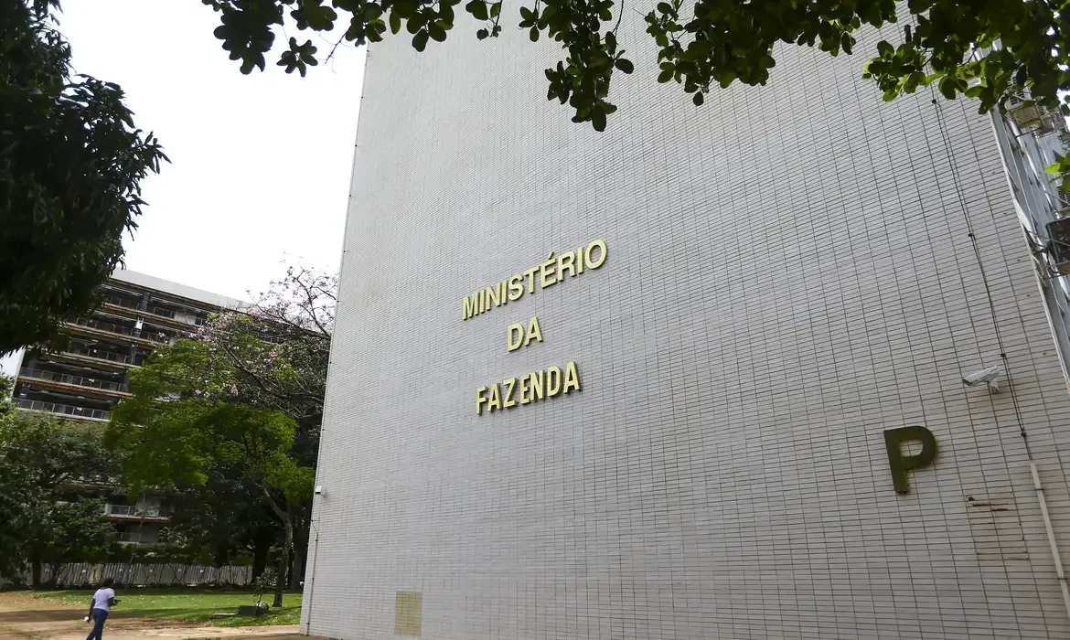 Ministério eleva previsão do PIB para 2,5% em 2025
