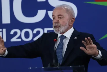 Lula defende Brics e critica dólar como moeda única