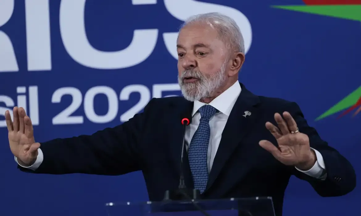 Lula defende Brics e critica dólar como moeda única