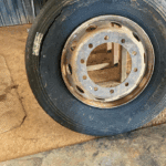 Acidente aconteceu durante calibragem do último pneu; vítima foi socorrida pelo SAMU e encaminhada ao Hospital Regional