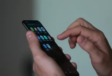 Smartphone, celular, em uso.