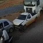 Veículo sem freio de estacionamento atingiu quatro carros e só parou ao colidir com caminhão da Prefeitura; idoso e mulher foram socorridos pelo Corpo de Bombeiros