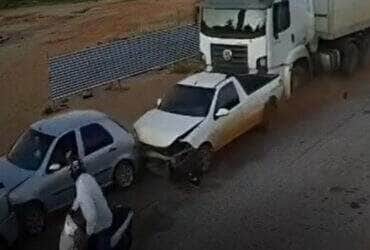 Veículo sem freio de estacionamento atingiu quatro carros e só parou ao colidir com caminhão da Prefeitura; idoso e mulher foram socorridos pelo Corpo de Bombeiros