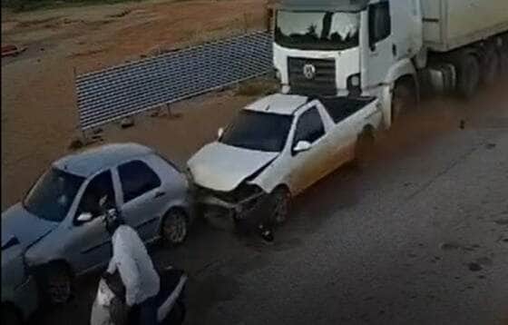 Veículo sem freio de estacionamento atingiu quatro carros e só parou ao colidir com caminhão da Prefeitura; idoso e mulher foram socorridos pelo Corpo de Bombeiros