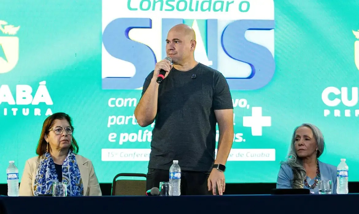 Cuiabá (MT), 31/07/2025 - O prefeito de Cuiabá, Abilio Brunini, ao lado da secretária municipal de Saúde e presidente Conselho Municipal de Saúde, dra. Lúcia Helena Barboza Sampaio, durante abertura d