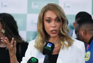 Deputada pede bloqueio de contas de Eduardo por soberania