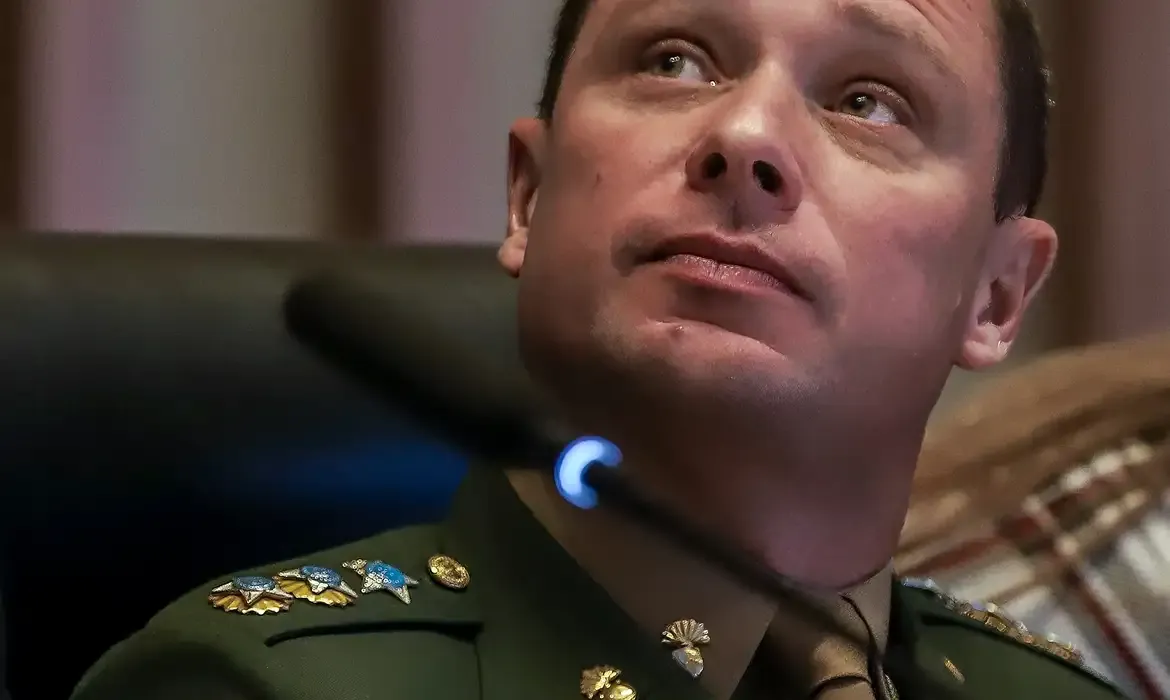 Cid confirma que Bolsonaro leu minuta golpista durante reunião em 2022