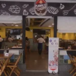 Lanchonetes, bares e restaurantes do Rio de Janeiro reabrem com restrição de horário, lotação e distância entre mesas.