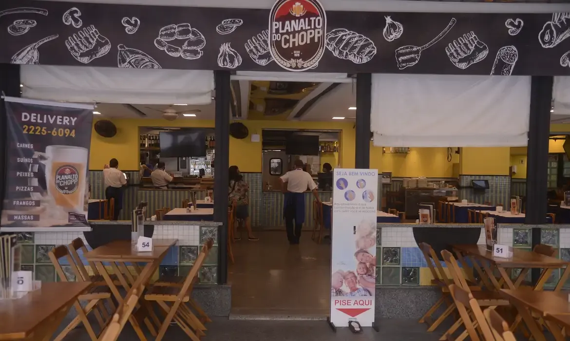 Lanchonetes, bares e restaurantes do Rio de Janeiro reabrem com restrição de horário, lotação e distância entre mesas.