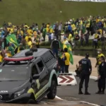 Brasília (DF), 08/01/2023 - Golpistas invadem prédios públicos na praça dos Três Poderes. Na foto, vândalos depredam carros da policia legislativa em frente ao Congresso Nacional.