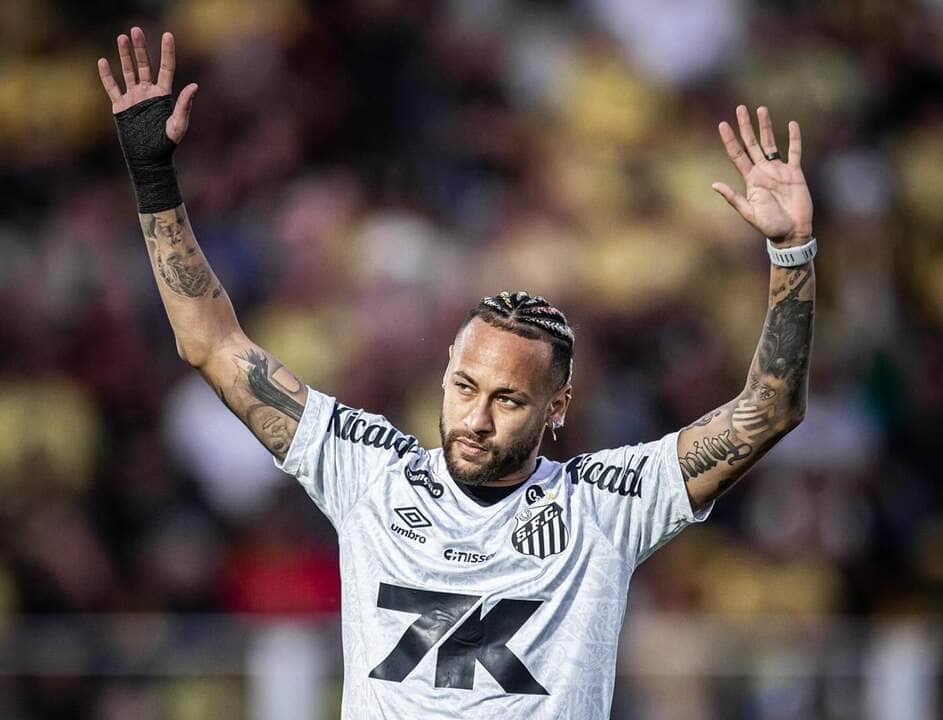 Santos x Internacional: onde assistir, escalações e tudo sobre o duelo do Brasileirão. Imagem: Raul Baretta/Santos FC