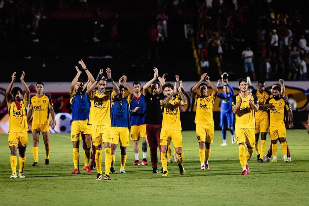Sport x Santos ao vivo: onde assistir, escalações e tudo sobre o duelo na Ilha do Retiro. Imagem: @paulopaivafoto/@sportrecife