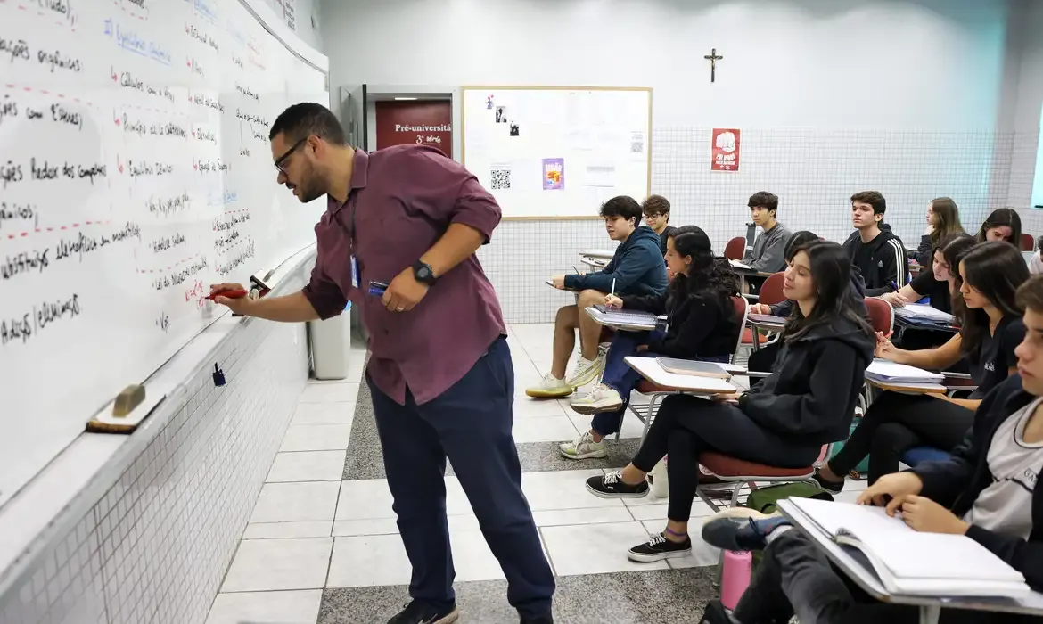 Brasília (DF), 24/10/2024 - Professor do colégio Galois, Samuel Rbeiro Costa, em sala de aula com alunos na preparação nos últimos dias antes da prova do Enem 2024. Foto: José Cruz/Agência Brasil