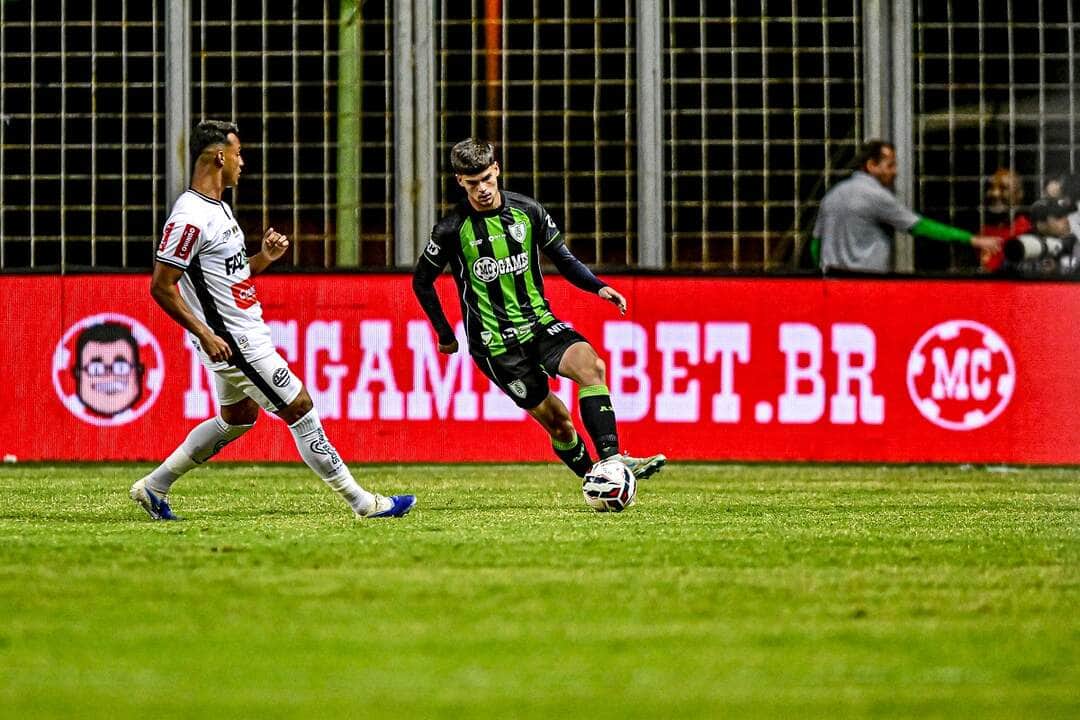 Lance de América-MG x Athletic. Imagem: Mourão Panda/América