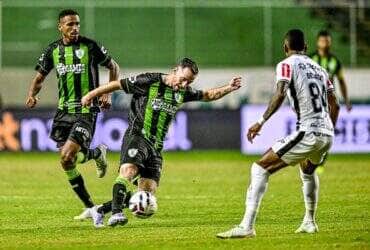 Lance de América-MG x Athletic. Imagem: Mourão Panda/América