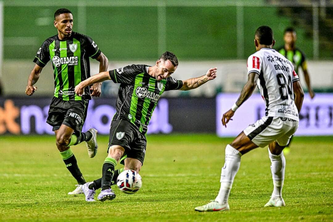 Lance de América-MG x Athletic. Imagem: Mourão Panda/América