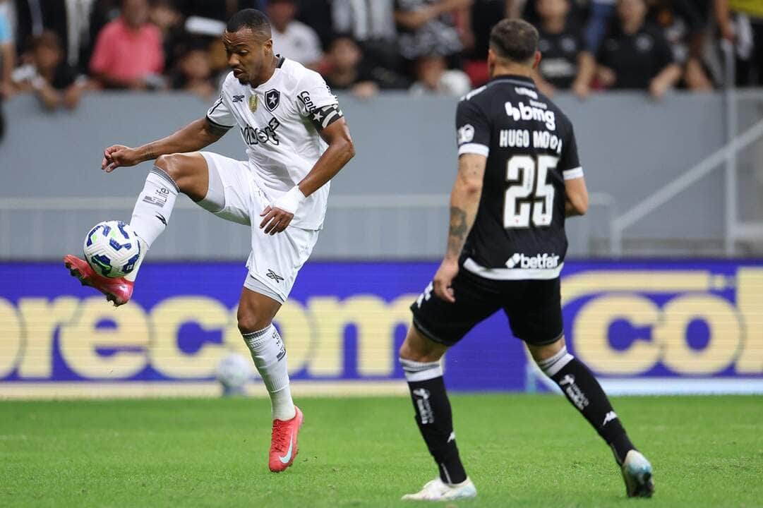 Botafogo x Vitória: Onde assistir, prováveis escalações e tudo sobre o confronto da 14ª rodada do Brasileirão. Imagem: Vitor Silva/BFR