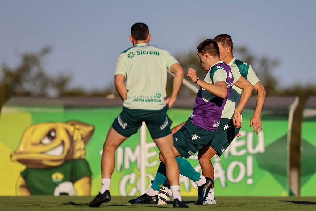 Cuiabá x Amazonas: onde assistir, escalações e análise da Série B 2025. Imagem: AssCom Dourado Cuiabá x Amazonas: onde assistir, escalações e análise da Série B 2025. Imagem: AssCom Dourado