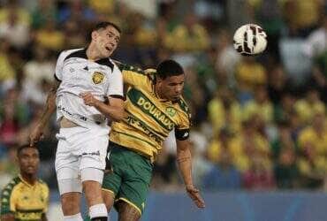 Lance do jogo entre Cuiabá x Amazonas. Imagem: AssCom Dourado