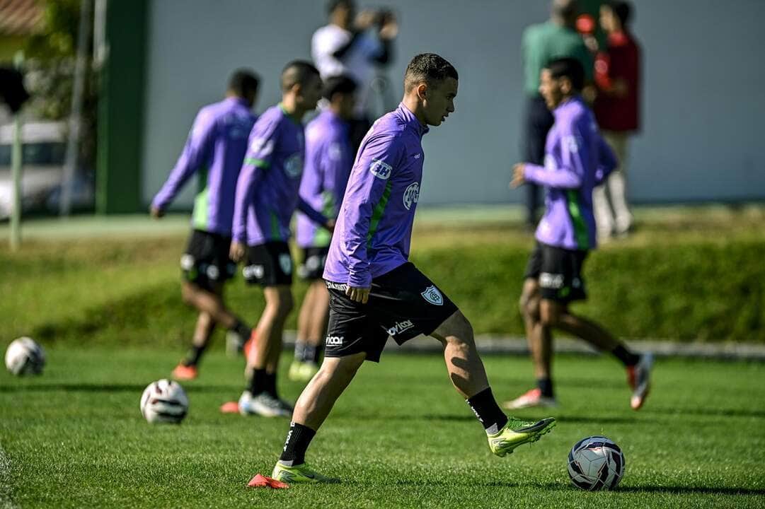 América-MG x Chapecoense: onde assistir, escalações e tudo sobre o duelo da 17ª rodada da Série B 2025. Imagem: Luiz Ferrazzo/ACF