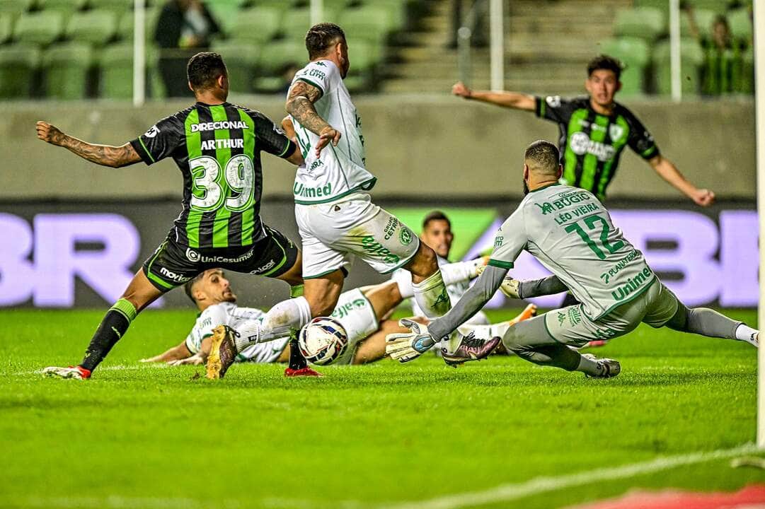 Lance de América-MG x Chapecoense. Imagem: Mourão Panda/América-MG