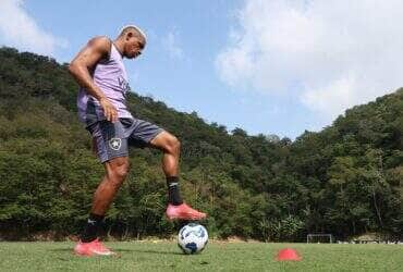 Botafogo x Corinthians: onde assistir, escalações e tudo sobre o duelo pelo Brasileirão. Imagem: Vitor Silva/BFR