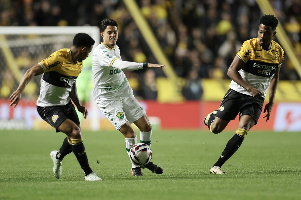 Lance do jogo entre Criciúma x Cuiabá. Imagem: AssCom Dourado