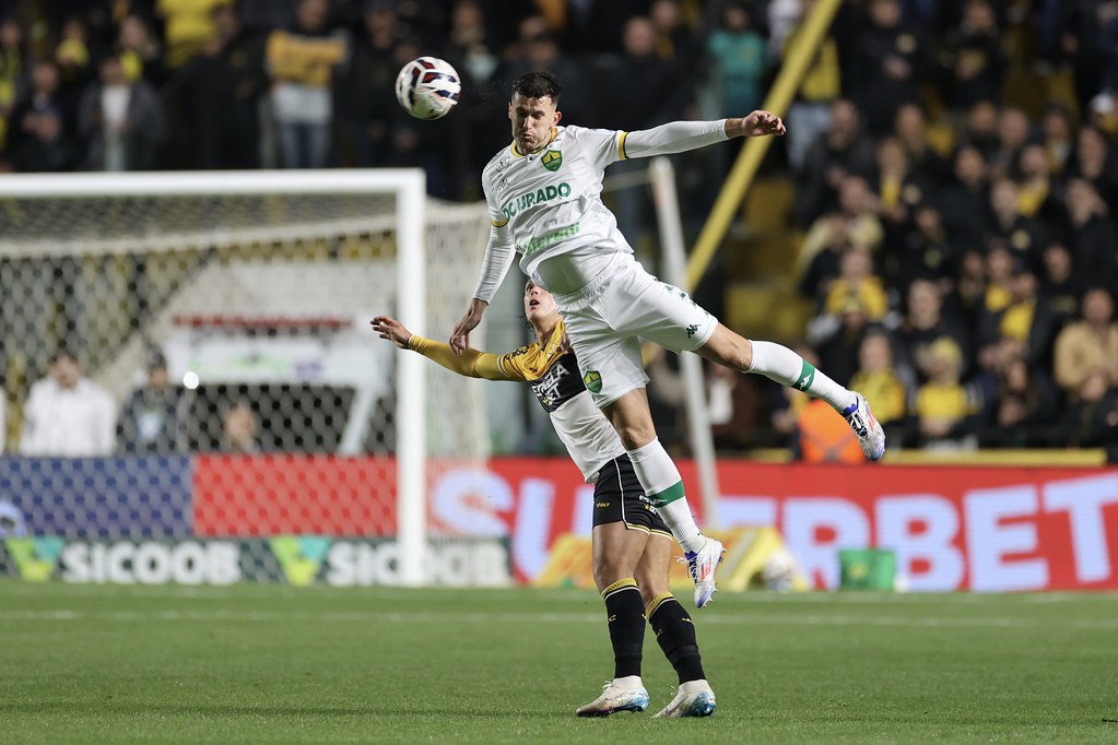 Lance do jogo entre Criciúma x Cuiabá. Imagem: AssCom Dourado