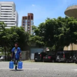São Paulo (SP), 06/12/2023 - Homem carrega galões de água em frente o reservatório da Sabesp em Vila Mariana. Foto: Rovena Rosa/Agência Brasil