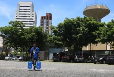 São Paulo (SP), 06/12/2023 - Homem carrega galões de água em frente o reservatório da Sabesp em Vila Mariana. Foto: Rovena Rosa/Agência Brasil
