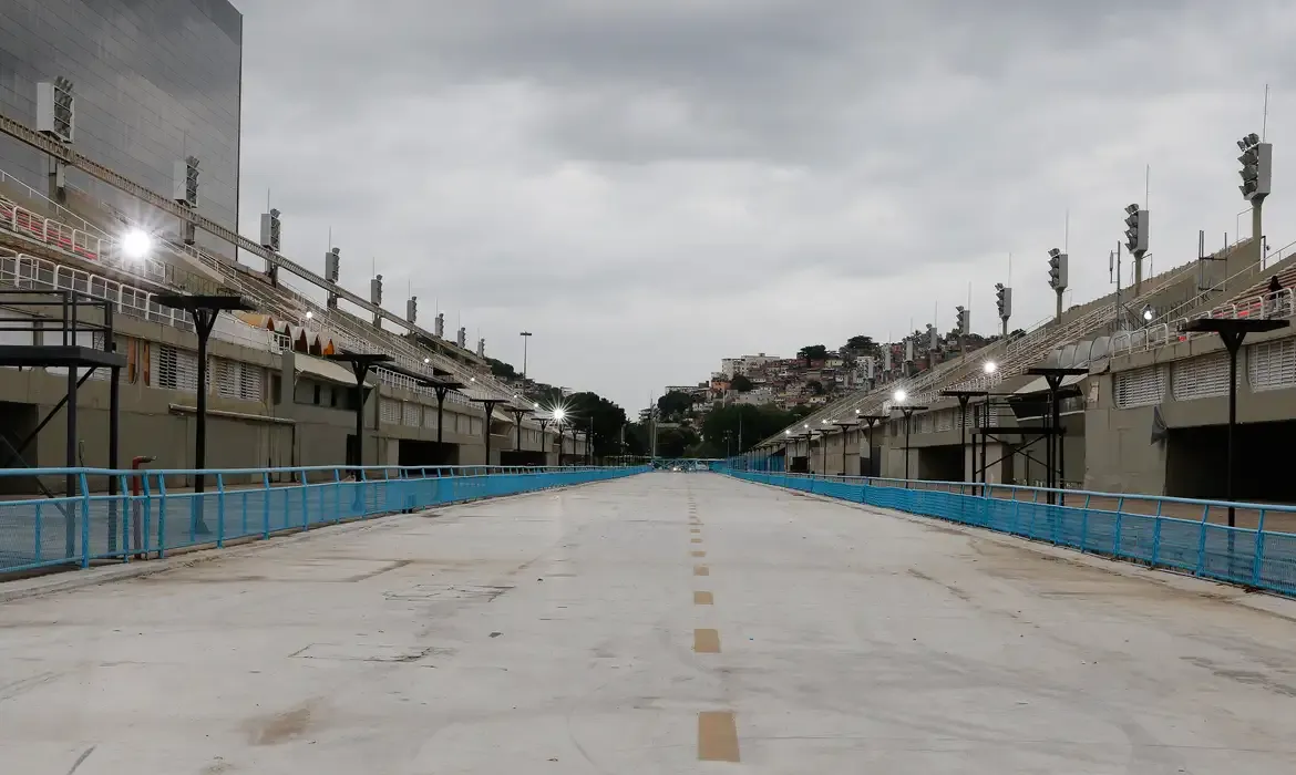 O Sambódromo da Marquês de Sapucaí vazio às vésperas do Carnaval 2021, que teve o desfile das escolas de samba cancelado devido à pandemia da Covid-19.