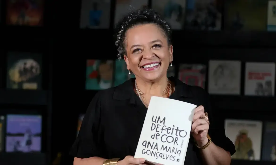 Tv exibe entrevista inédita com escritora eleita para a ABL