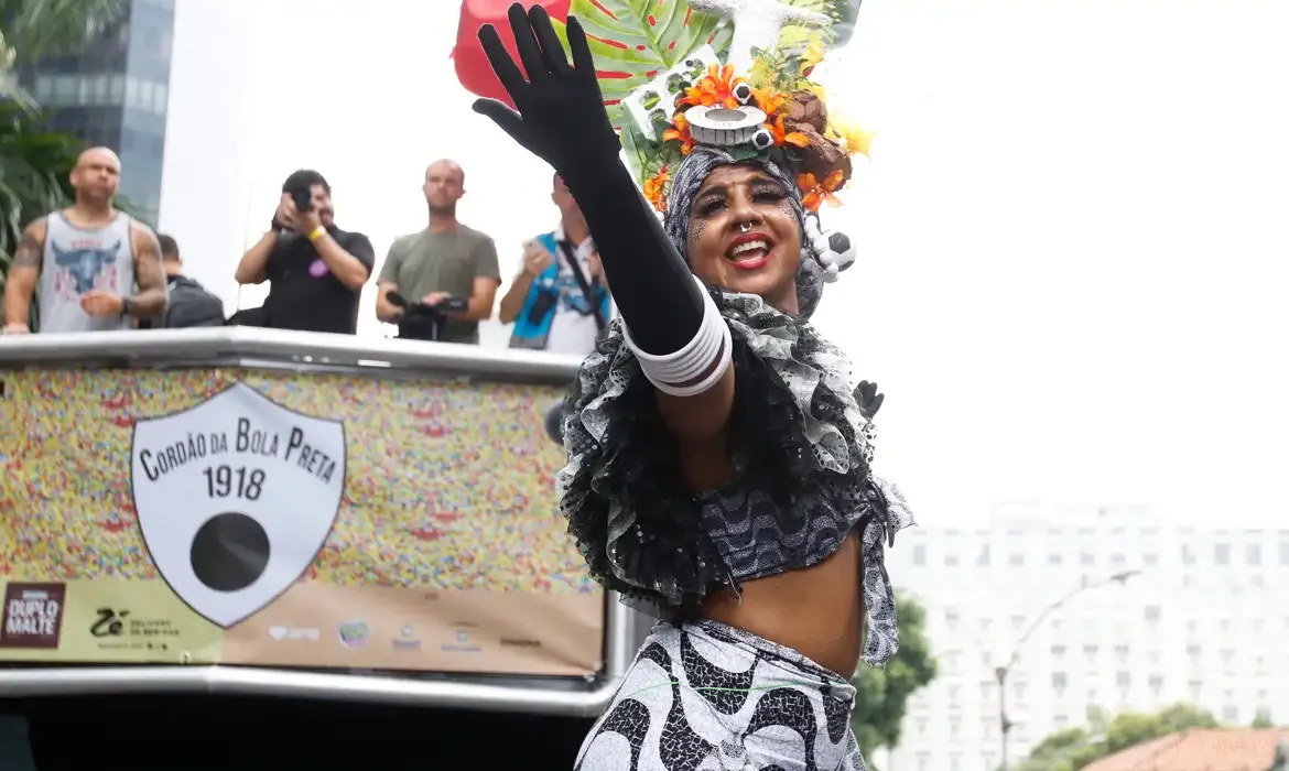 Cordão da Bola Preta faz seu 102º pelas ruas do centro do Rio de Janeiro