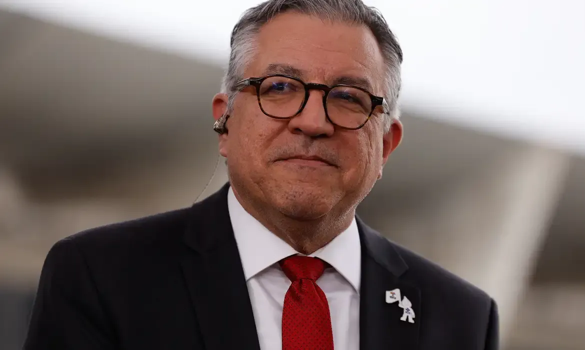 Rio de Janeiro (RJ), 06/07/2025 – O ministro da Saúde, Alexandre Padilha, fala com a TV Brasil durante a Cúpula de líderes do Brics. Foto: Tânia Rêgo/Agência Brasil