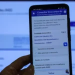 Brasília (DF), 14/05/2025 - Aposentada Neide Maria, recebeu o aviso no APP meu INSS, que teve desconto associativo nos últimos 5 anos. A partir desta quarta-feira (14), os aposentados e pensionistas d