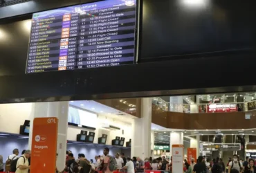 Movimento de passageiros no Aeroporto Santos Dumont no primeiro dia de greve dos aeronautas.