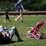 Dia dos pais, criança brincando com o pai no parque