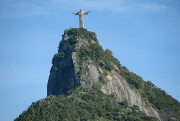 Cristo Redentor localizada no topo do morro do Corcovado
